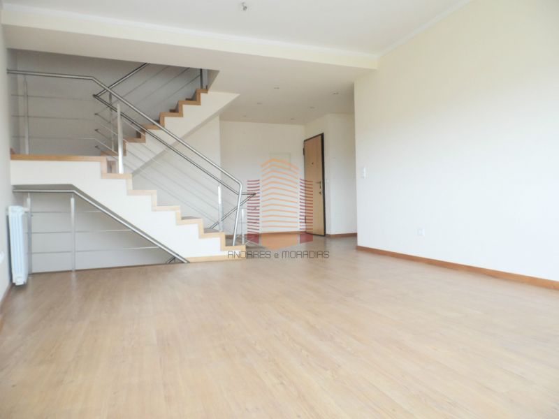 [6829] T2+1 (T3) Triplex, prx Escola Secundária