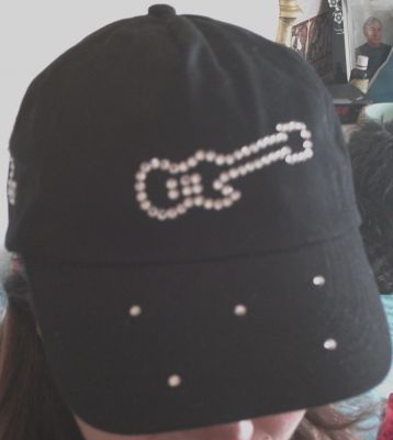 Bonés decorados à mão, com varios materiais, a preços INACREDITAVEIS!