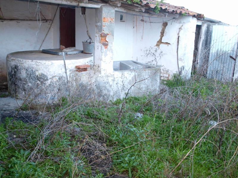 Casinha de aldeia a precisar de obras, com varias divisões. Cozinha, 1 WC e  pátio com vários anexos