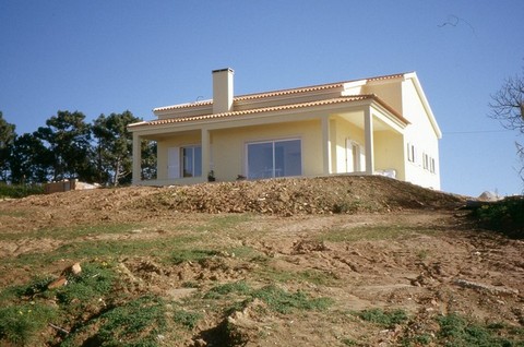 Moradia com 3 assoalhadas 2 quartos com roupeiro 1 é suite, roupeiro no corredor, Despensa sala c/ l