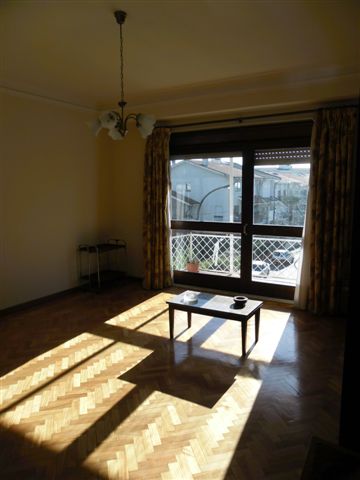 Apartamento T3+1  tipo moradia em Aldoar-Praça da Pedra Verde/Rua Herois de Mucaba