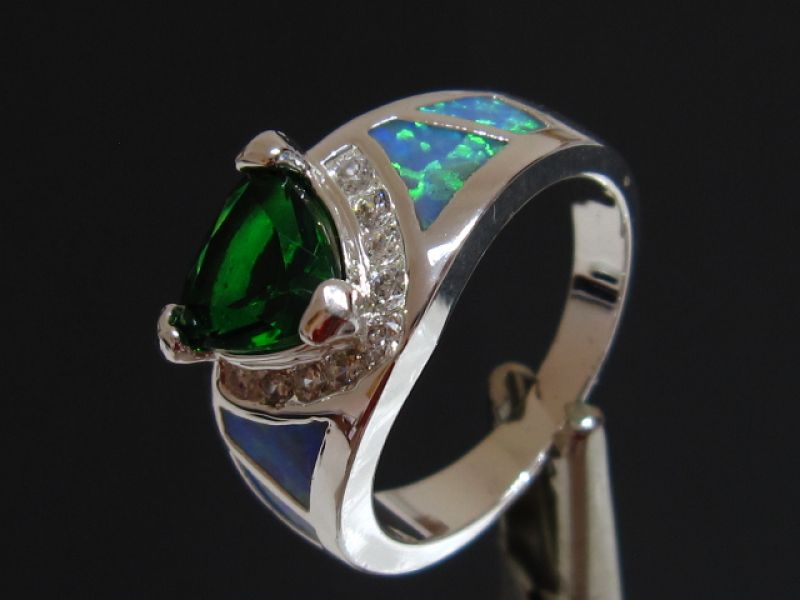 Anel de prata laminada com esmeralda e opalas