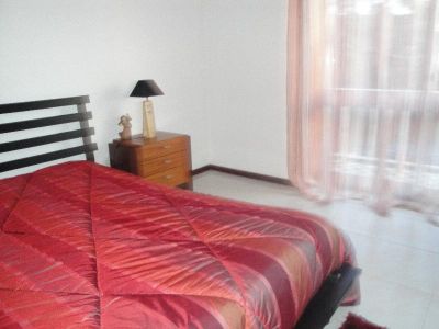 Moradia bifamiliar com garagem, terraço e jardim