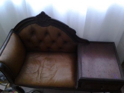 mesa de apoio de telefone com açento em cabedal