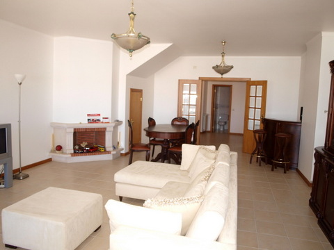 Apartamento T3 duplex em frente ao C CC.  Cozinha com despensa, equipada, Frigorífico, M. Louça M, R