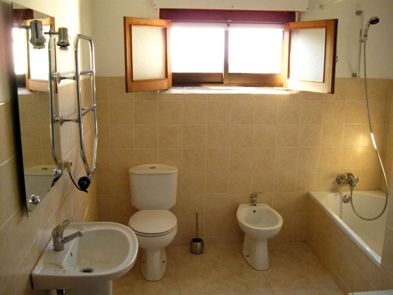 Apartamento com 3 assoalhas situado numa praceta próximo da Fonte Luminosa. Com boas áreas, tem cozi