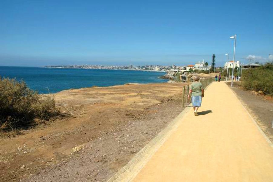 S. Pedro Estoril. Quarto mobilado com WC privativo. Sras.