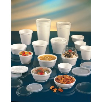 Copos e pratos descartáveis