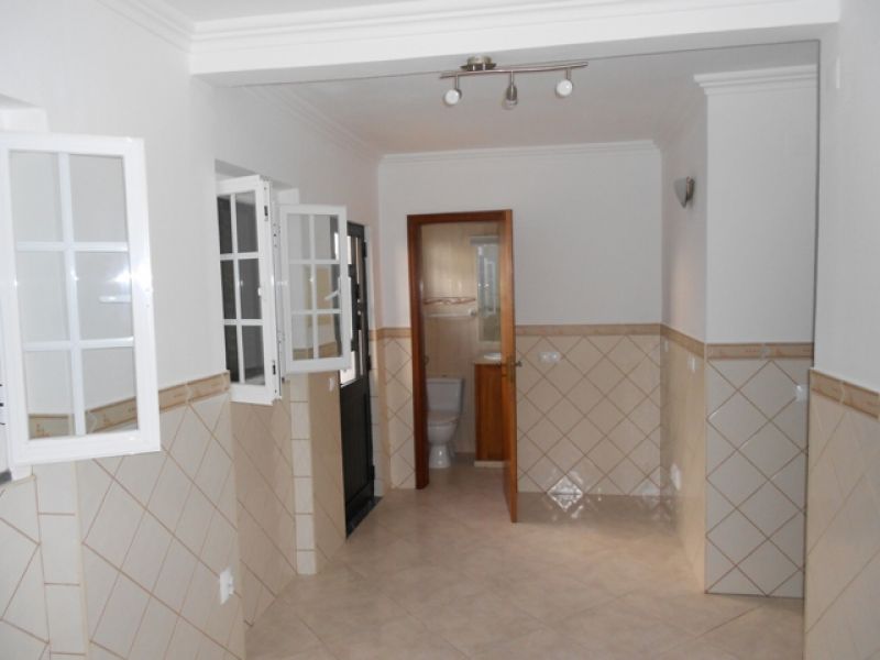 Casa Térrea T2 com 2 cozinha e terraço coberto em Olhão