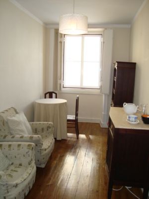 Mobilado e equipado à Praça das Flores