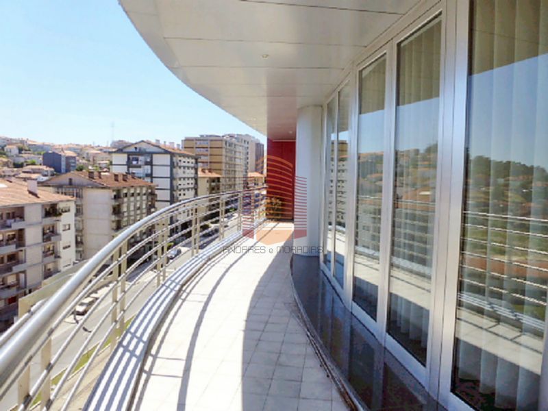 [6884] Espaçoso T3+1 Mobilado à estação de metro