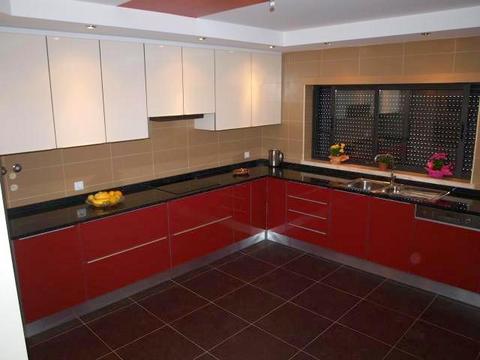 Moradia T3 semi-nova, com 3 pisos, cozinha equipada, aquecimento em piso radiante, suite com closet,