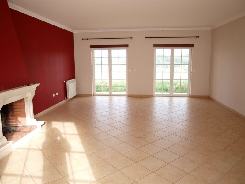 Moradia T3 com 186m² de área, inserida em lote de 978m². sala com lareira, cozinha com despensa, 2 q