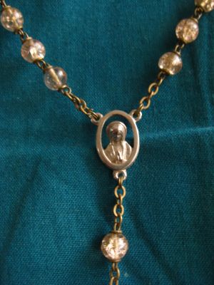 Vendo terço antigo com contas rosa