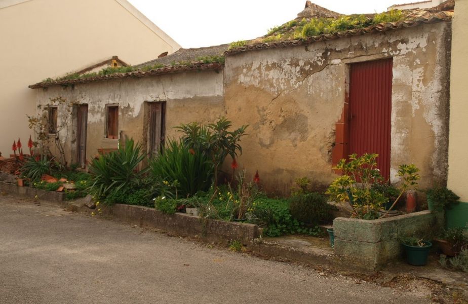 Moradia antiga situada no centro de Alfeizerão. A 4 Km da praia de S. Martinho e a poucos metros do 