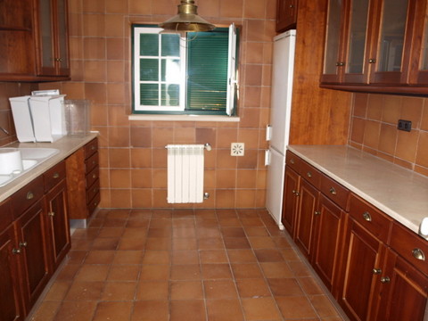 Costa de Prata, moradia T3 a poucos minutos da Lagoa de Óbidos e da Praia Foz do Arelho. Na cave tem