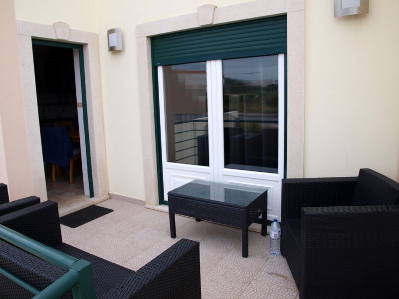 Moradia em banda a 1500 metros da cidade  - No r/chão tem: - Sala de refeições  - Cozinha equipada -