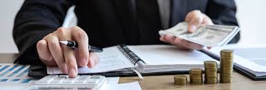 Ajuda à pessoa na necessidade de dinheiro .