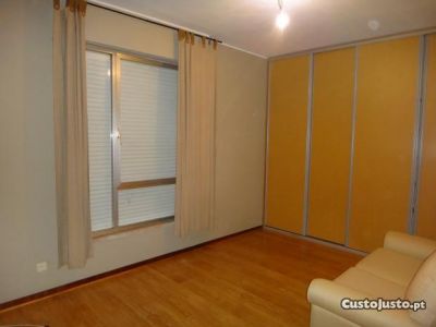 T1 Foz do Douro sem garagem num R/C da   R. Pero  Alenquer