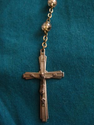 Vendo terço antigo com contas rosa