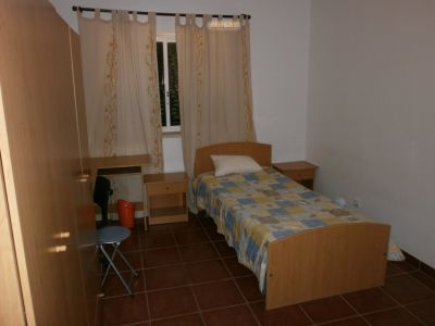 Aluga se quuarto T0 em Gambelas - Faro (frente à Universudade)