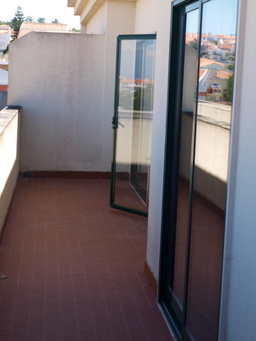 Apartamento T3 duplex em frente ao C CC.  Cozinha com despensa, equipada, Frigorífico, M. Louça M, R