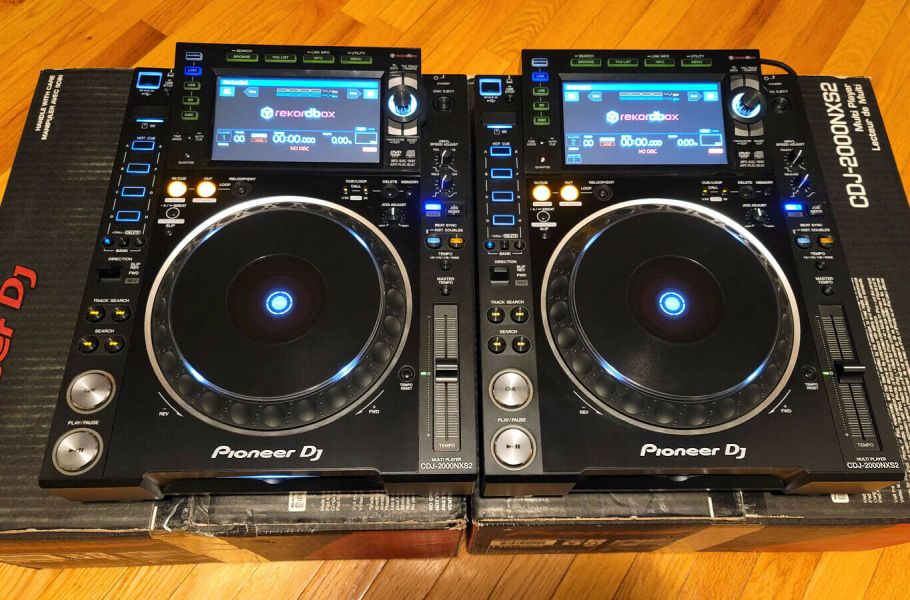 Pioneer CDJ-3000 Professional DJ Multi Player =1400 EUR , Pioneer CDJ-2000NXS2 Multi Player =1000EUR