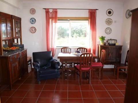 Costa de Prata moradia T3 em Caldas da Rainha, como nova. R/chão com cozinha e sala de refeições em 