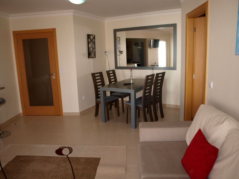 Apartamento T1, com piscina, churrasco e garagem