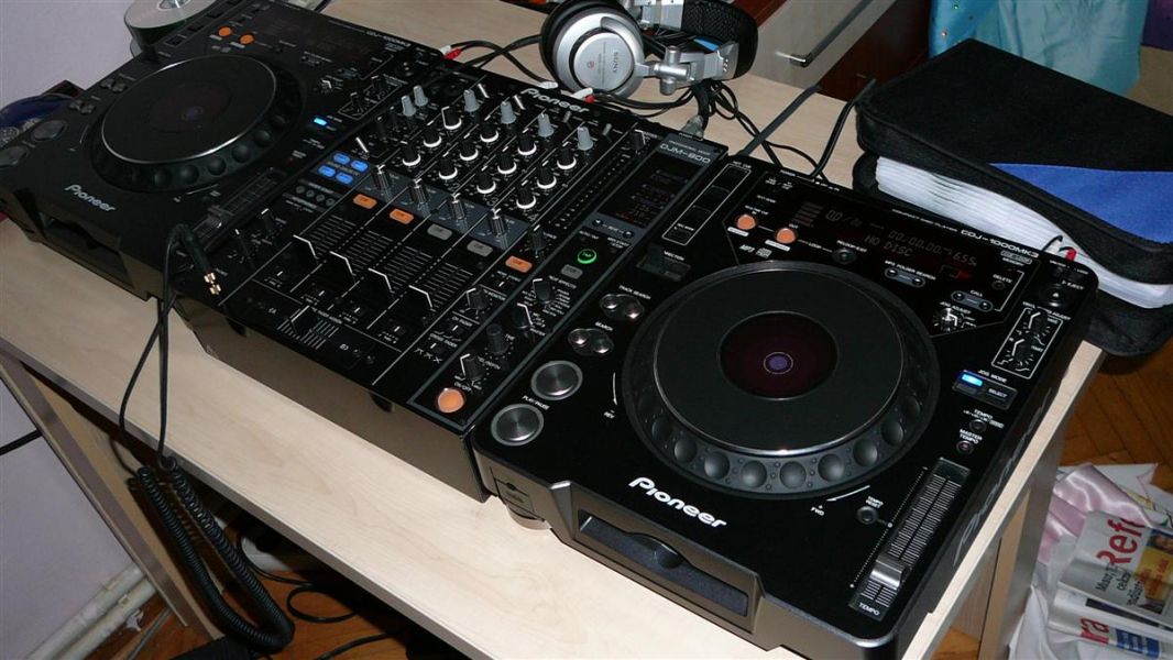Pair of Pioneer cdj-2000 Nexus & Pioneer djm-900 Nexus at 3000 EUR