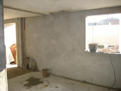 Moradia individual T3, fica totalmente restaurada, pátio com terreno e garagem individual.