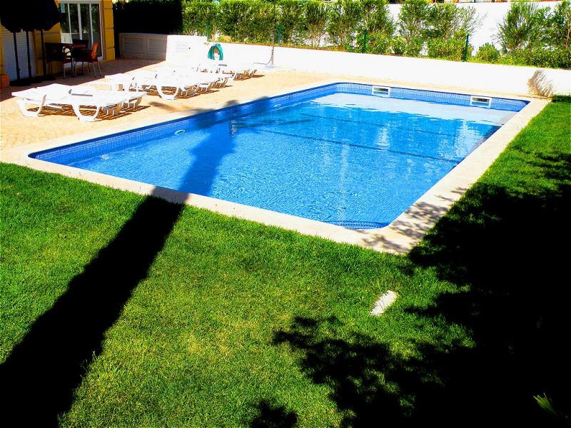 T2 com Piscina e jardim para Férias