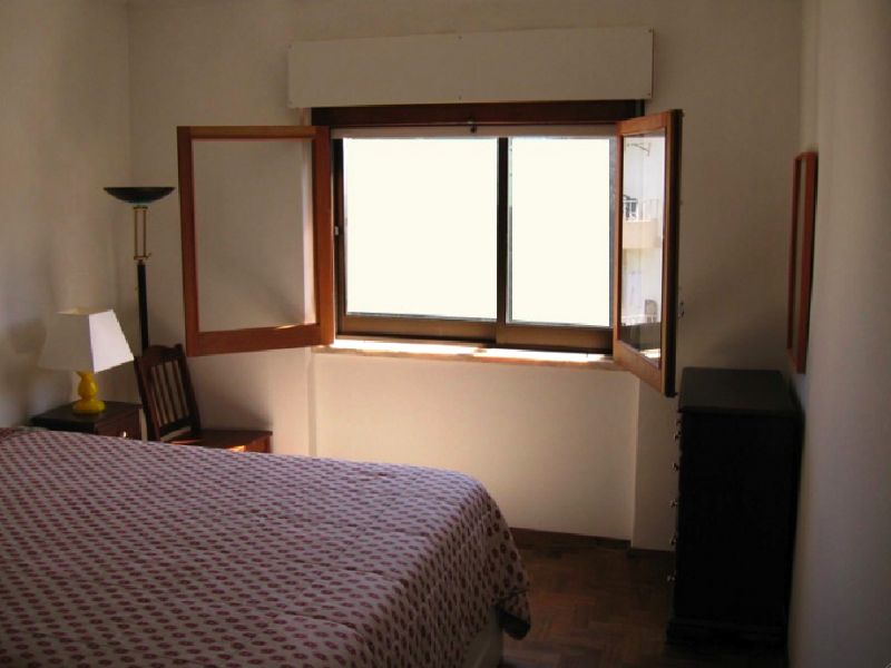 Apartamento com 3 assoalhas situado numa praceta próximo da Fonte Luminosa. Com boas áreas, tem cozi