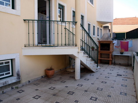 Moradia V3 no centro do Bombarral com comércio e serviços à porta.  Composta por cave para garagem c