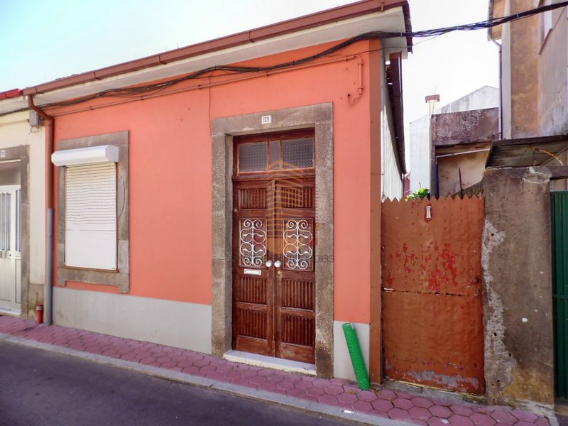 [6740] Casa térrea T2 para remodelar.