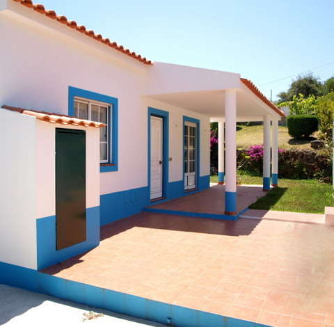 Moradia t?rrea 7Km da Cidade, 17 das praias e da lagoa de ?bidos. Tem sala com lareira, 2 quartos co