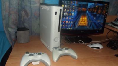 ***+ 10 euros = LT 3.0***Vendo XBOX 360 60G desbloqueada + 2 comandos e com + de 14 jogos