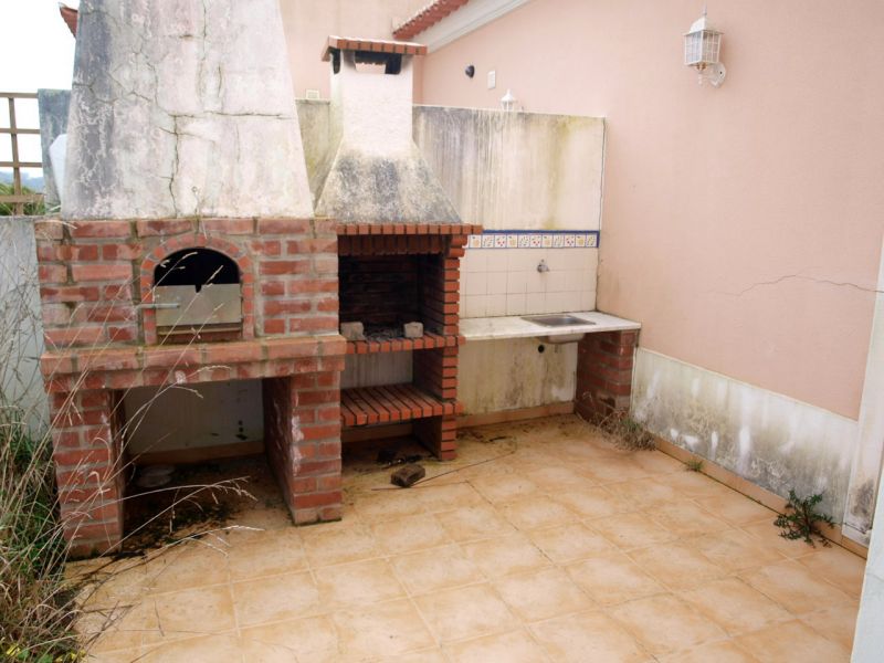 Moradia T3 com 186m² de área, inserida em lote de 978m². sala com lareira, cozinha com despensa, 2 q