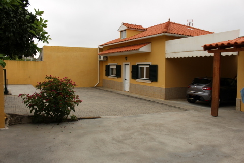 Costa de Prata moradia térrea, cozinha com salamandra; Sala de refeições e sala de estar em comum; 1