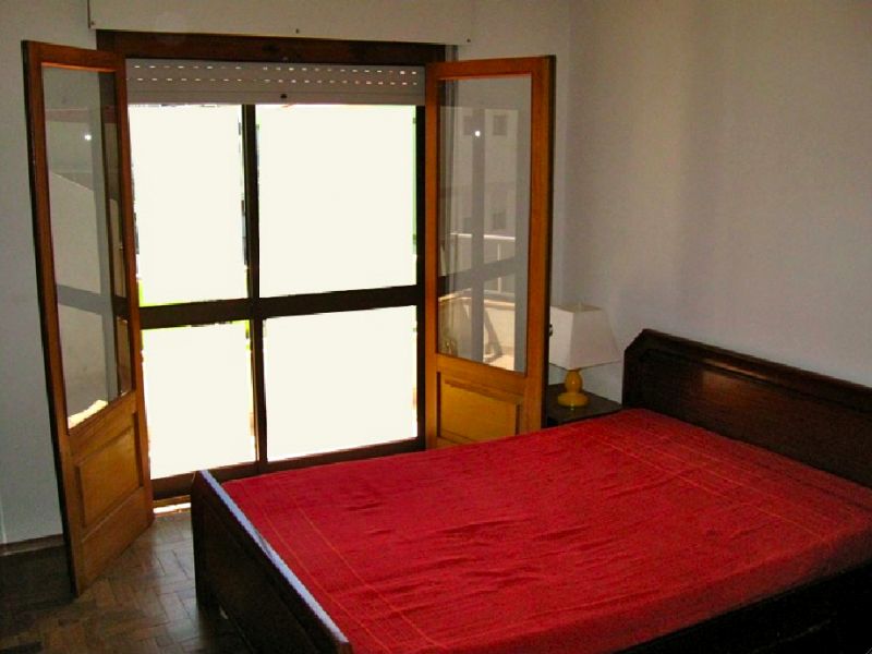 Apartamento com 3 assoalhas situado numa praceta próximo da Fonte Luminosa. Com boas áreas, tem cozi