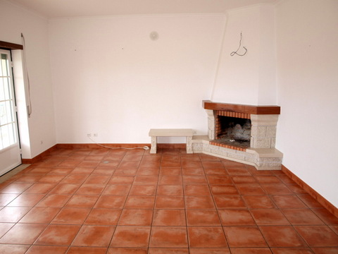 Moradia geminada T4 a 8 minutos da Cidade.  Sala com lareira e terraço, cozinha, 1 quarto/escritório