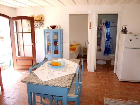 Moradia na Costa de Prata. Recuperada em 2008 uma parte e outra em 2014, mantendo o estilo rústico. 