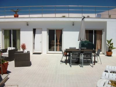 Moradia grande com 6 quartos, 6 casas de banho e piscina