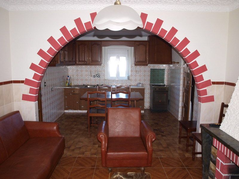 Casinha térrea na aldeia, em bom estado de conservação.  Inserida num lote com cerca de 700 M2 a 13 