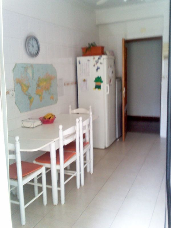 Quarto com cama de casal. Perto do hospital