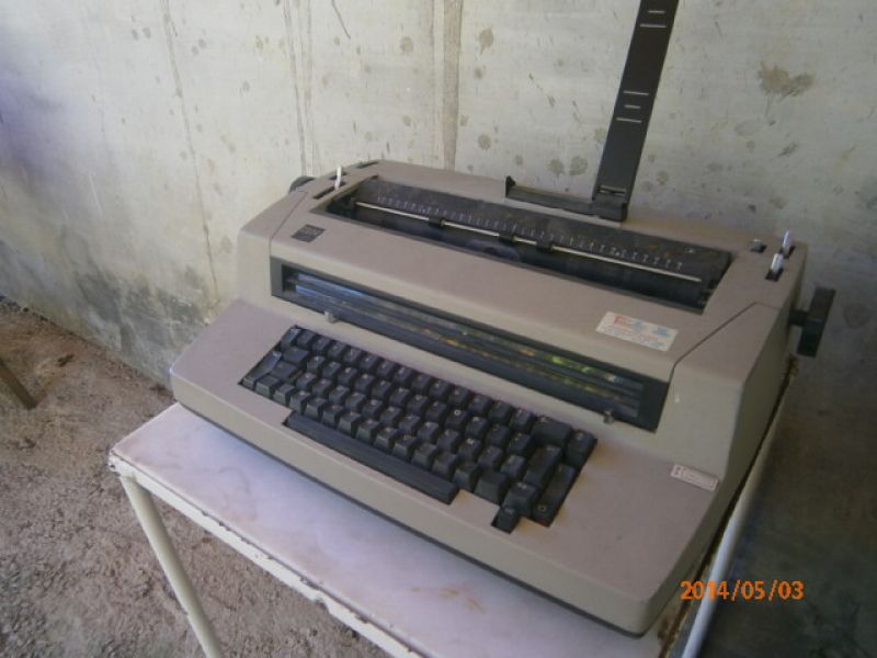 Vende-se máquina de escrever elétrica IBM