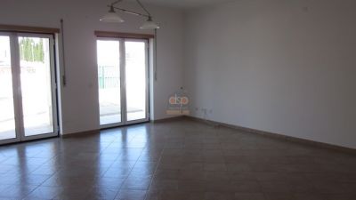 Moradia T3 com piscina e jardim na linda vila de Óbidos