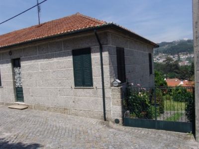 Moradia geminada no centro de Vizela