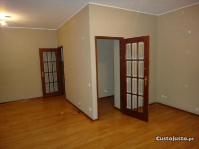 T1 Foz do Douro sem garagem num R/C da   R. Pero  Alenquer