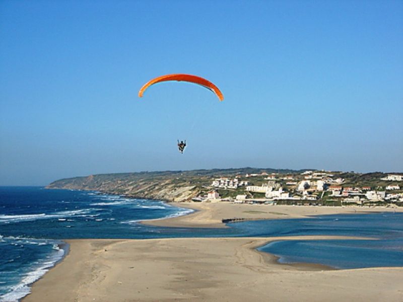 Alugo na praia do Bom-Sucesso apartamento T-2 a 300 metros do mar e 100 metros da lagoa de Óbidos